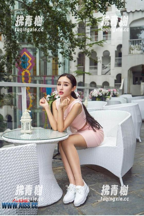 AISS爱丝(钻石版) - 图片更新：亚美依街头豆烤串——丝袜与美食的无声对话！