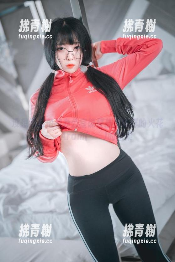 没想到私拍和办公室能碰撞出这样的火花——Aram(아람)的图集