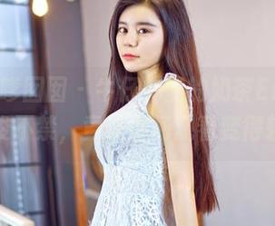 Feilin嗲囡囡 – 牛仔裤里的奶茶Emily，忍俊不禁，竟让这场观看变得轻松