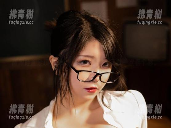 高跟鞋加分项，Leah梓未让你网盘下载一次看个够。