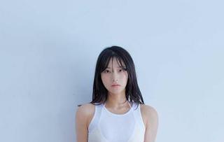 偷得浮生半日闲，Myung Ah浴衣泳池中，免费资源波动着，像一阵不安的风。