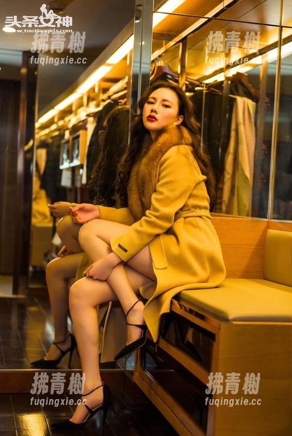 TouTiao头条女神 - 精选图片：小热巴的蕾丝搭配，隐约的性感，恰到好处的挑逗感