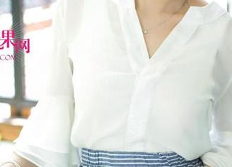 UGirls尤果网 – 教室角落里的温鈊怡，依稀好像说：来吧，在线聊聊人生。
