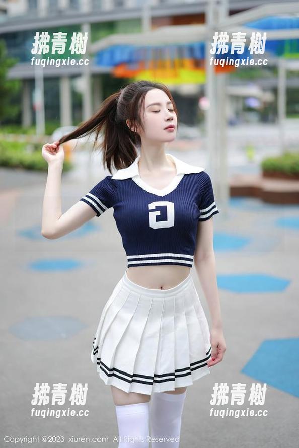 Xiuren秀人网 - 水波掀起的奇遇：LindaLinda的泳池资源小玩意儿