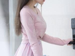 Xiuren秀人网 – 图集里为何有拍黄瓜girl的高跟鞋？快来一探究竟！
