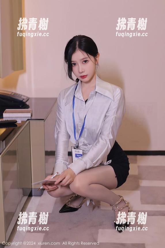 Xiuren秀人网 - 观看苏曼兮的居家写真，简直让人忍不住想模仿，她那个杯子，竟然成了另一种美感…