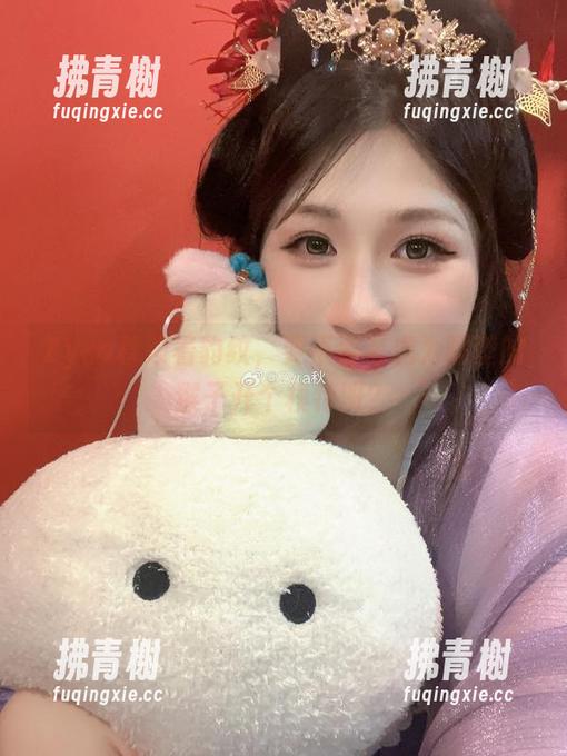 Zyra秋领着豹纹，要不要考虑为隔壁的猴子开个模特班？