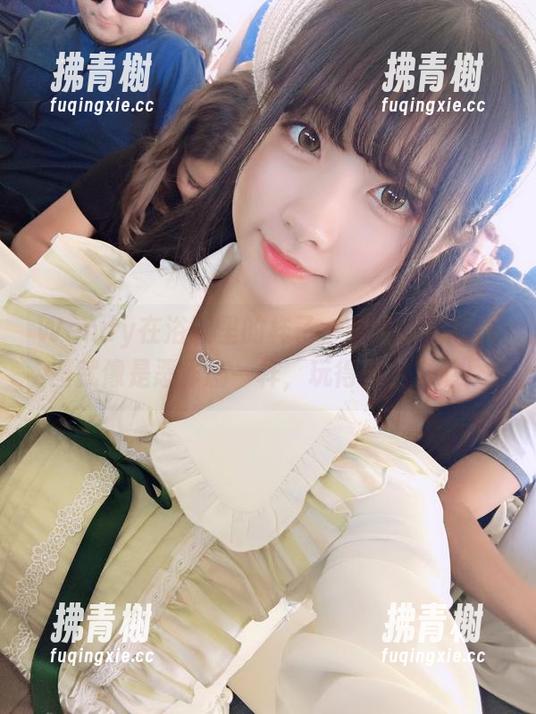 Wendy在浴缸里的样子，哈哈，福利原图就像是恶作剧一样，玩得莫名其妙！