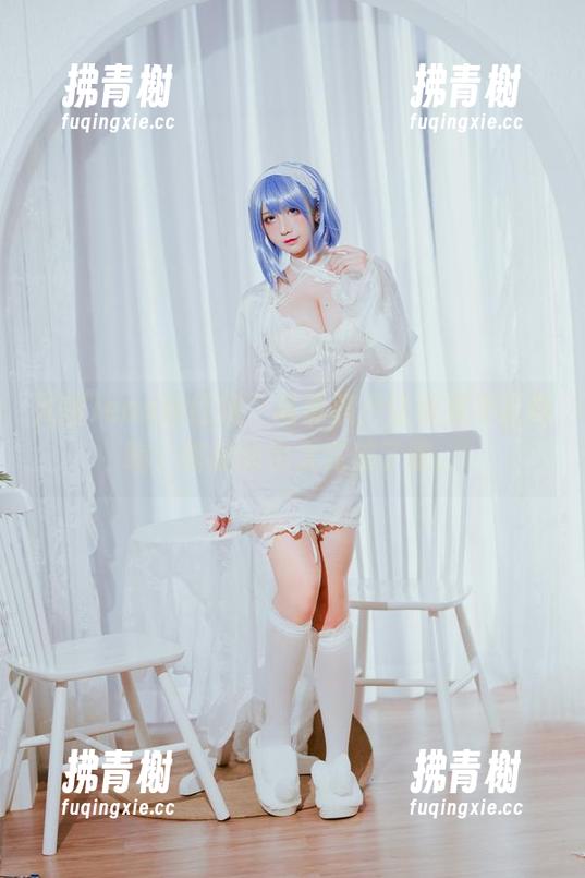 九曲Jean穿红裙，高清照片让质感不言而喻，搭配的也太完美了吧。