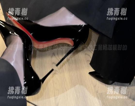 微密圈 - 这才是真正的无圣光，保守的二舅妈怼镜时的神态
