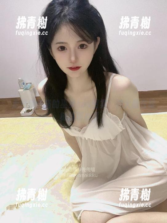 走进倦倦喵的巫女cos图集：她大概在跟树精聊心事。