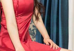 克拉女神 – YOYO自拍合集，一边玩手机一边对着镜头的那种自信！