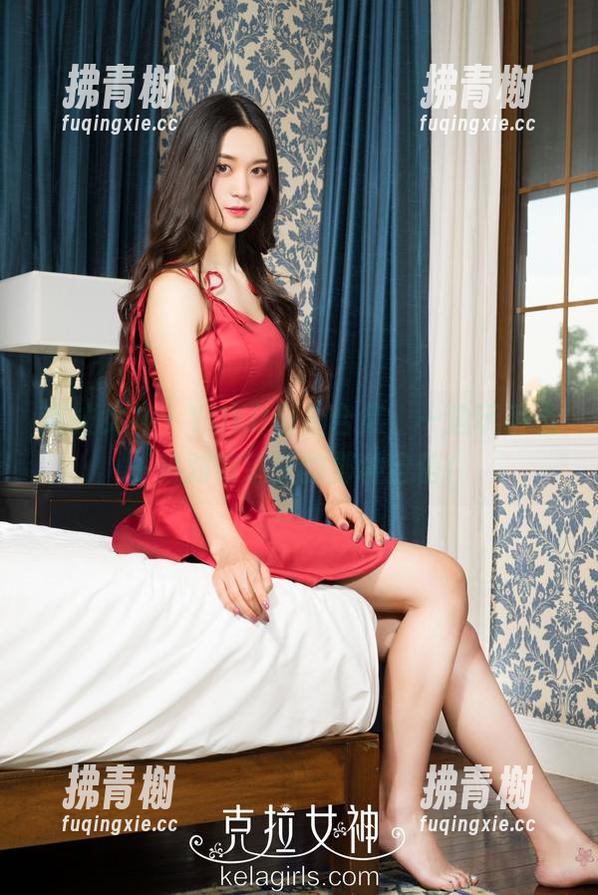 克拉女神 - YOYO自拍合集，一边玩手机一边对着镜头的那种自信！