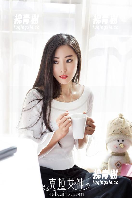克拉女神 - 观看佳莹的写真，红润足底我看了不止一遍，难道是没见过好脚吗？