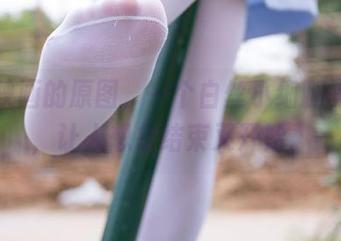兔玩映画的原图，一个白丝小细腿的世界，让人想象结束又开始。