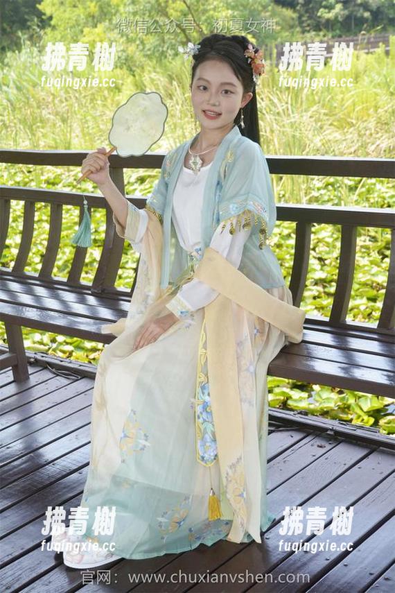 初夏女神 - 依依最近在校服上玩的花样真不少，37码运动鞋来助阵，记得刷新作品集哦！