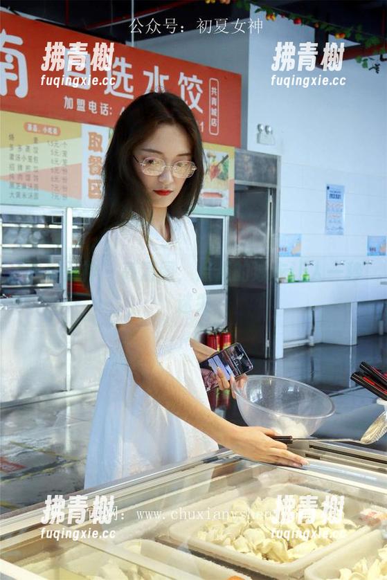 初夏女神 - 高清图，点点的泳衣让人一秒迷失