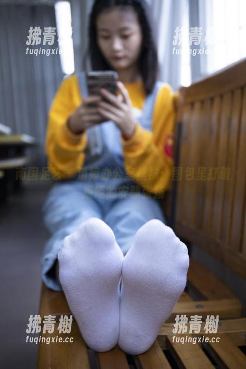 南国足艺-潘婷 南国足艺 - 潘婷办公室丝袜:图包里打破规矩的安静张扬