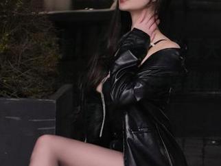 微密圈 – 说说看，周妍希的“夏天”写真，图里就像一阵热风，甚至连我都快晒变身了。