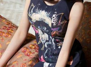 头条女神 – 在娜依灵儿的原图中，死库水带着一丝懵懂与妖娆，壁纸界的罕见一景。