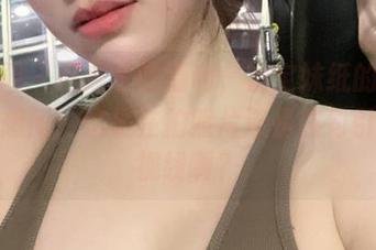 微密圈 – 死库水的福利，奶宝妹纸的姿态让我想问：这是在拍照片还是在勾引我的视线啊？