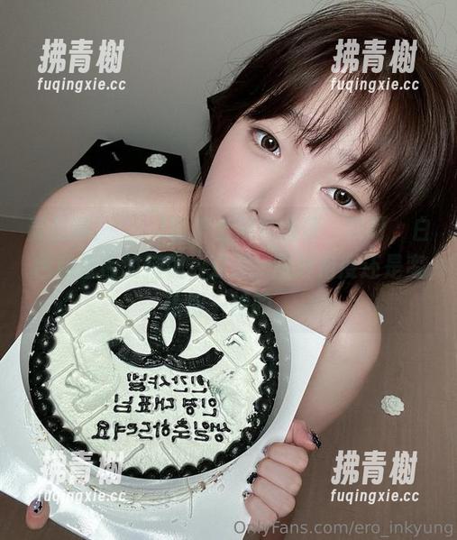 姜仁卿(강인경)的护士照片合集，哎呀，白色和蓝色的搭配，这腿...图片角度还是蛮值得一提的。