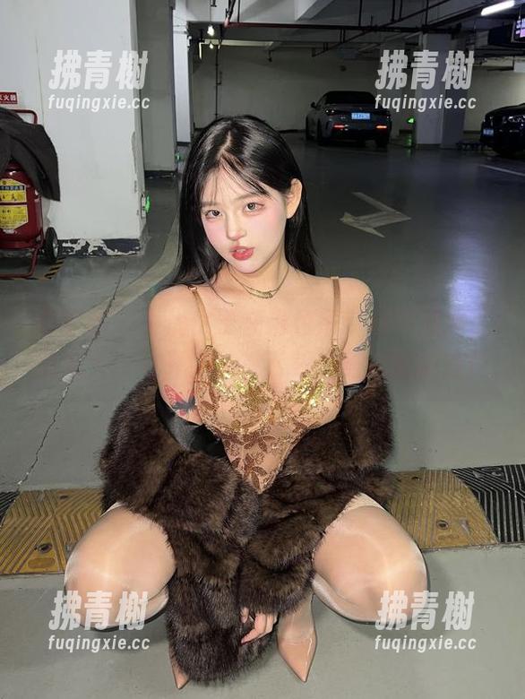 微密圈 - 小优优子在粉色吊带裙中漫游，图库大门敞开，快来下载一整片粉嫩哇！