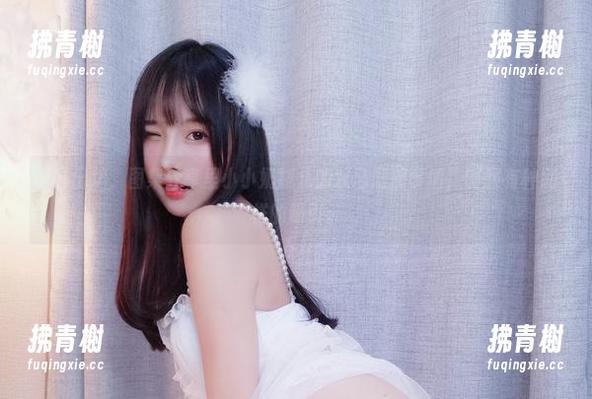 新鲜出炉，图集分享里小小奶瓶儿的双马尾搞事情，制服有种别样的吸引。