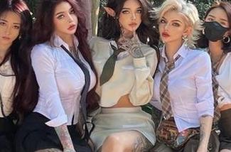微密圈 – 希希Gina的制服写真，穿上它就变身女王了！