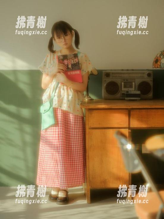当小猫猫遇见幼水铃衣：一场令人捧腹的写真大逃亡！
