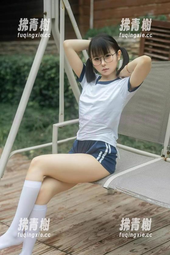 幼水铃衣图包：看她的美足，我的脑袋却在打转