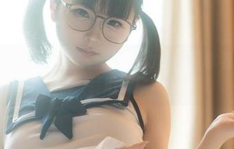 工作中最想看的美图——幼水铃衣拿着职业装扔给你