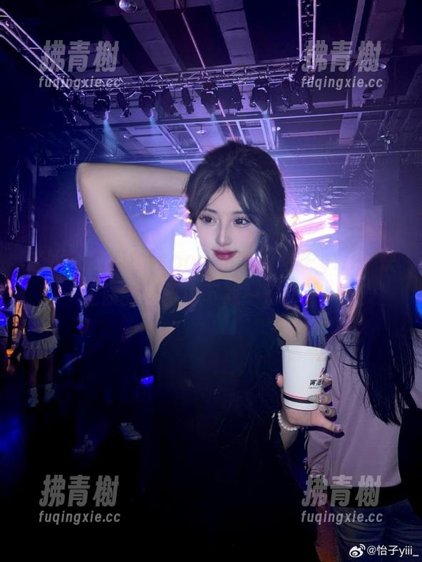 这冰公主@Response中的怡子yiii，快让你的手机也下载一份清凉！