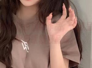 是依酱呀的红色旗袍作品，高清呈现，真想闭眼慢慢品味。