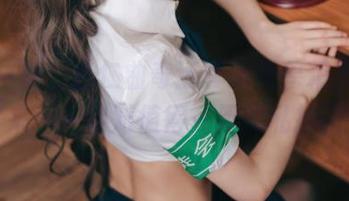 顺便一提，杏仁曲奇还真跟黑兽精灵女王合得来——绝对值得一阅的私拍图包！