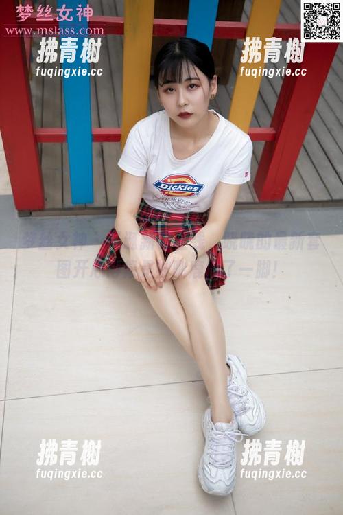梦丝女神 - 圣诞新装上线，晓晓的最新套图开心得像是被驯鹿踢了一脚！