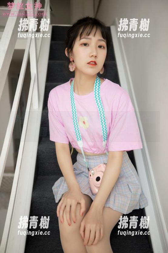 梦丝女神 - 下载前需谨慎：璇璇的9分颜值图包或许会让你心神荡漾。