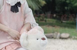 森萝财团 – Sia的作品里，这双美脚直戳心底的小羞羞