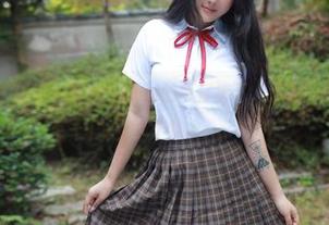 模范学院 – 在蒋小静Jessica的牛仔裤下，迷人的身姿可真让人分心。