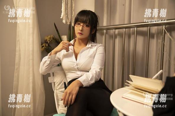 洛璃LoLiSAMA黑丝女仆图包，放轻松，免费领取快来！