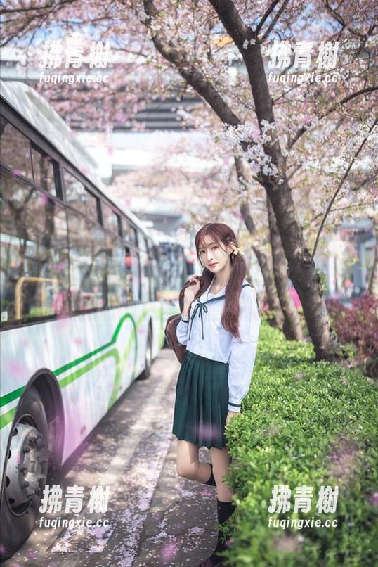 原图中王羽杉的礼服引发了我的购物欲，分享给大伙，消费欲出没了呢...