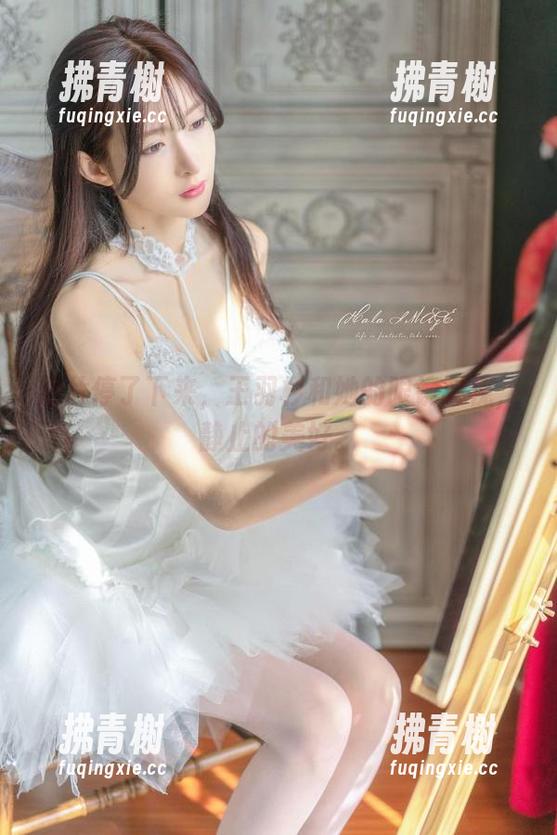 照片停了下来，王羽杉和她的眼镜对视，静止的美好。