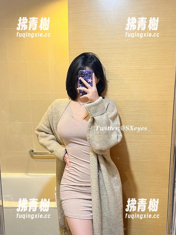 图片中的黑丝，搭配眼酱大魔王w，总有种“我能为所欲为”的气场