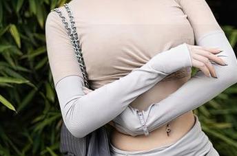 秀人网 – 伊小七MoMo在线：这礼服穿上就不想脱下来……呃，果然是“种草”式购买！