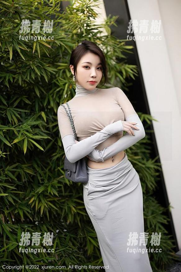 秀人网 - 伊小七MoMo在线：这礼服穿上就不想脱下来……呃，果然是“种草”式购买！