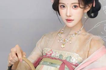 秀人网 – 是小逗逗的写真真有一手，裤里丝搭配资源随你看。
