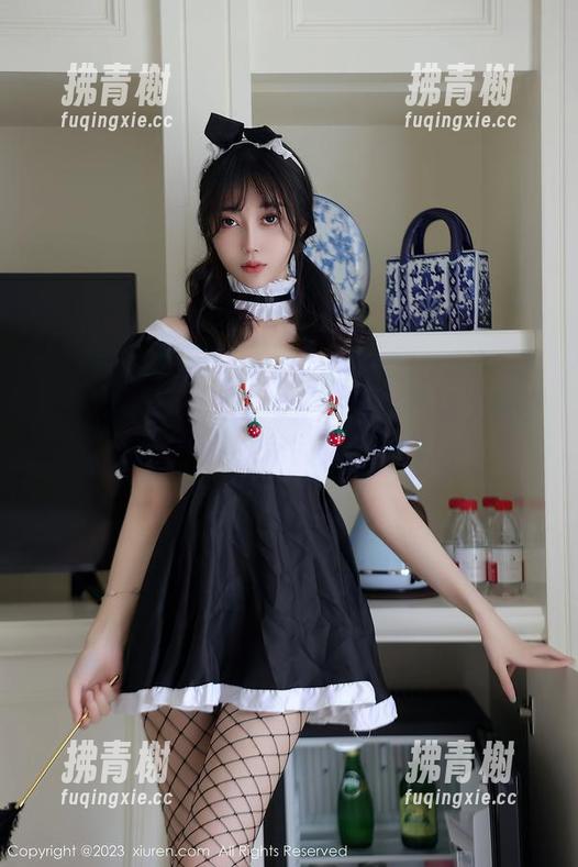 秀人网 - 制服诱惑与美桃酱：一场没有硝烟的战斗，作品默默开打！