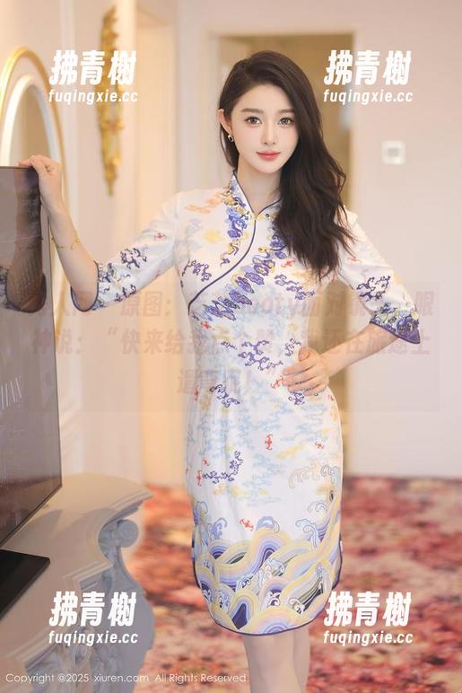 秀人网 - 原图：芝芝booty面对镜头，眼神说：“快来给我点个赞，我还在旅途上遛弯呢！”