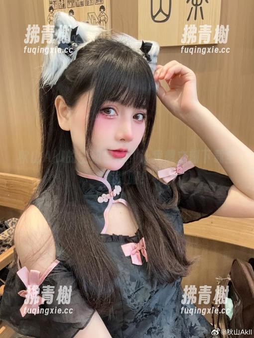 秋山AkI 秋山AkI的空姐日常,让我想立刻下载全套制服!
