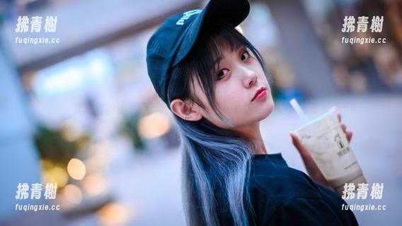 秋楚楚不秃头 套图里的秋楚楚不秃头,好像在轻声嘀咕她的小秘密?